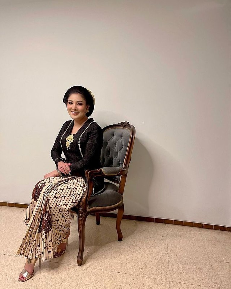 Pemotretan Nindy Ayunda Pakai Kebaya Cantik Anggun Manglingi Nindy Ayunda melakukan pemotretan menggunakan busana kebaya ia tampil cantik dan anggun. Yuk kita lihat!
