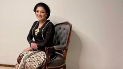 img-title Pemotretan Nindy Ayunda Pakai Kebaya Cantik Anggun Manglingi