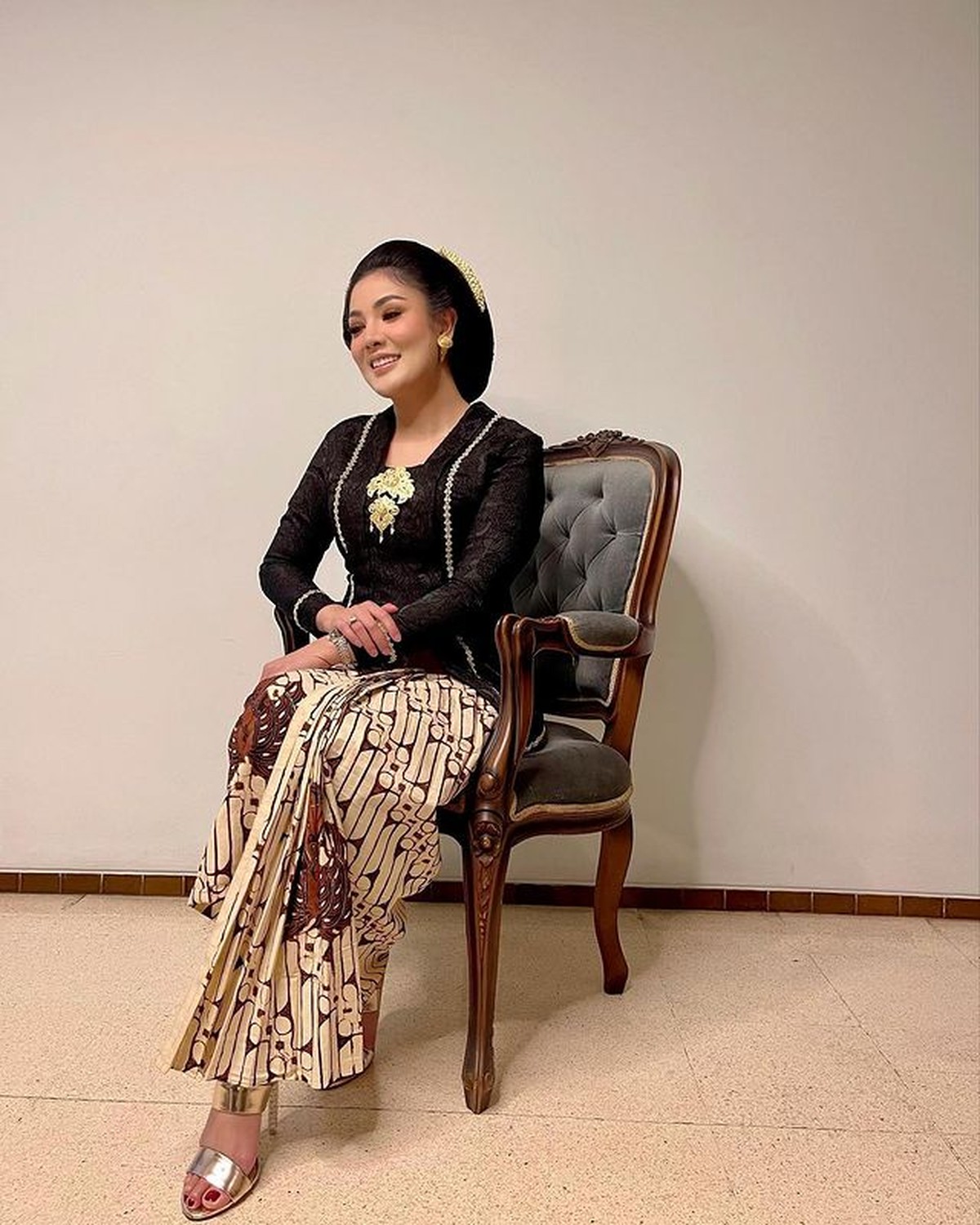 Nindy Ayunda melakukan pemotretan menggunakan busana kebaya ia tampil cantik dan anggun&period; Yuk kita lihat&excl;