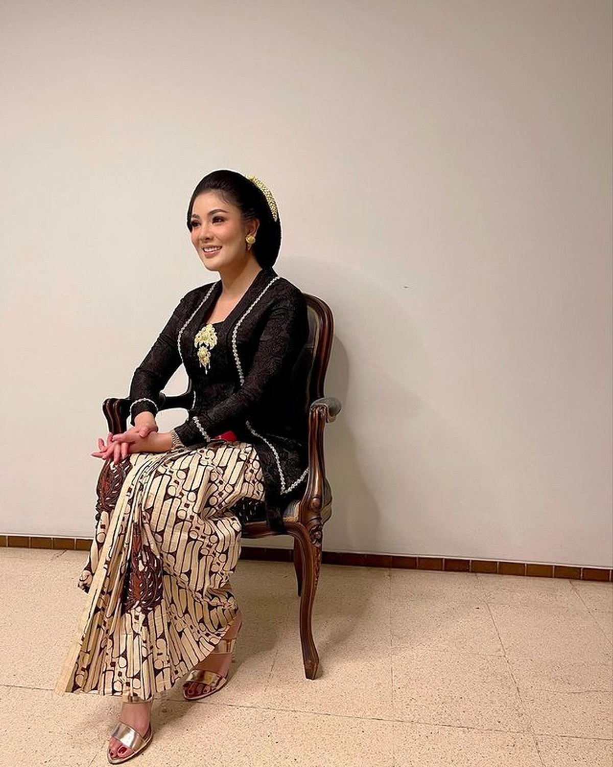 Nindy Ayunda melakukan pemotretan menggunakan busana kebaya ia tampil cantik dan anggun&period; Yuk kita lihat&excl;