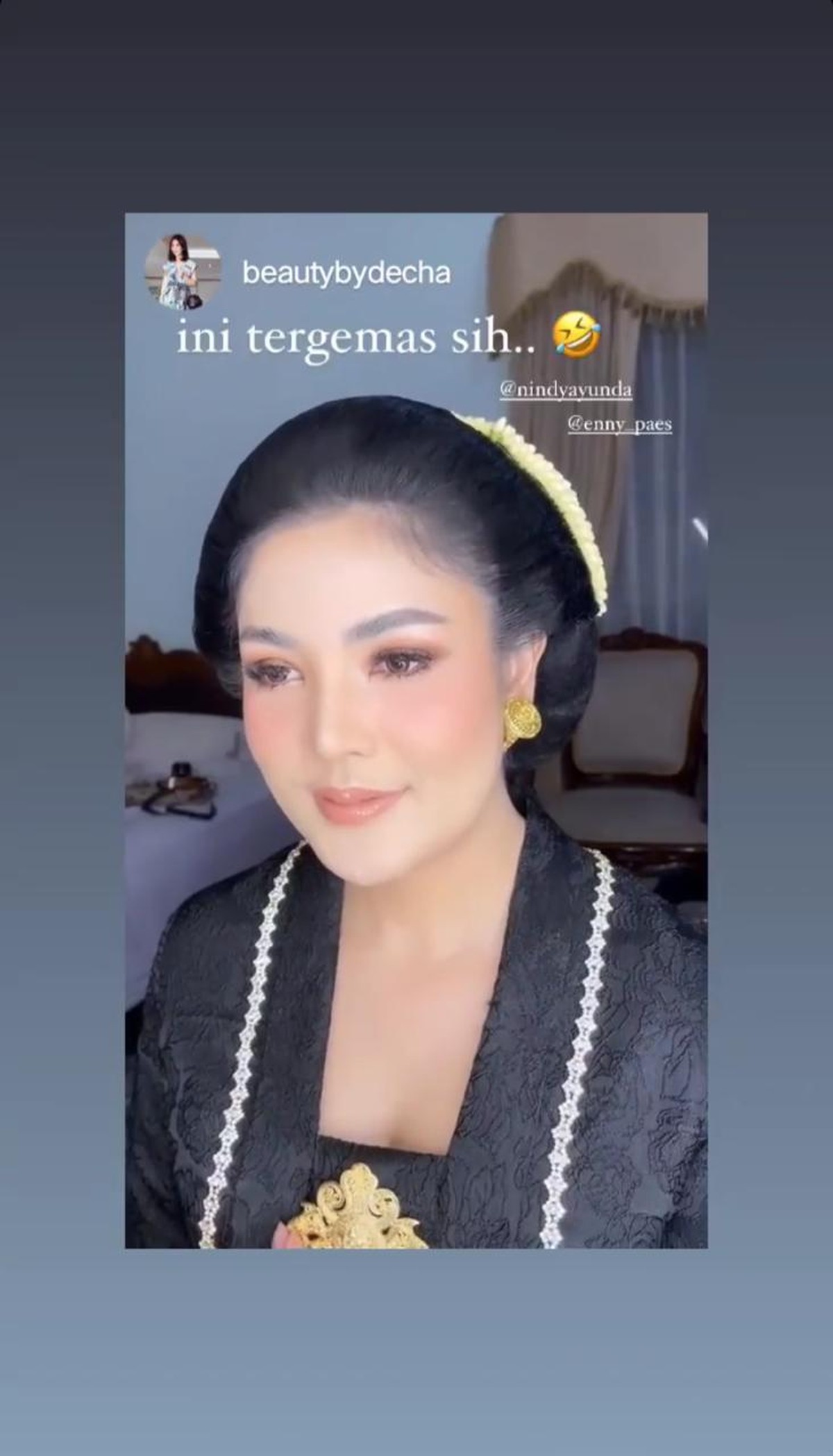 Nindy Ayunda melakukan pemotretan menggunakan busana kebaya ia tampil cantik dan anggun&period; Yuk kita lihat&excl;