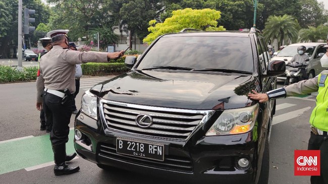 Polda Metro Jaya menjelaskan ganjil genap di Jakarta bisa dikurangi atau ditambah tergantung keputusan pemerintah soal PPKM.