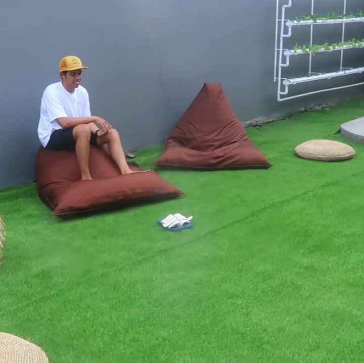 <p>Ketika putra mereka berulang tahun, Ayudia dan Ditto membuat halaman khusus sebagai tempat pesta kecil-kecilan. (Foto: YouTube Febby Rastanty)</p>
