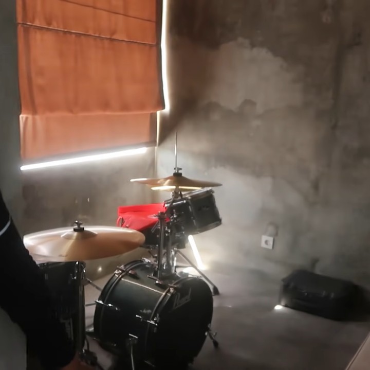 <p>Sementara itu, Ditto memiliki studio sebagai tempat bermain musik. Studionya terhubung langsung dengan tempat mengedit video untuk konten YouTube. (Foto: YouTube Febby Rastanty)</p>