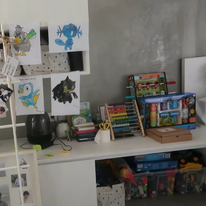 <p>Putra mereka, Sekala juga sudah memiliki kamar sendiri, <em>lho.</em> Di kamarnya terdapat foto masa kecil Sekala dan gambar-gambar karyanya. (Foto: YouTube Febby Rastanty)</p>