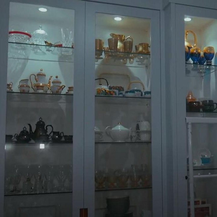<p>Seperti bagian lemari kaca putih berikut ini. Tadinya, ruangan serba putih ini adalah dapur, Bunda. (Foto: YouTube Desy Ratnasari)</p>