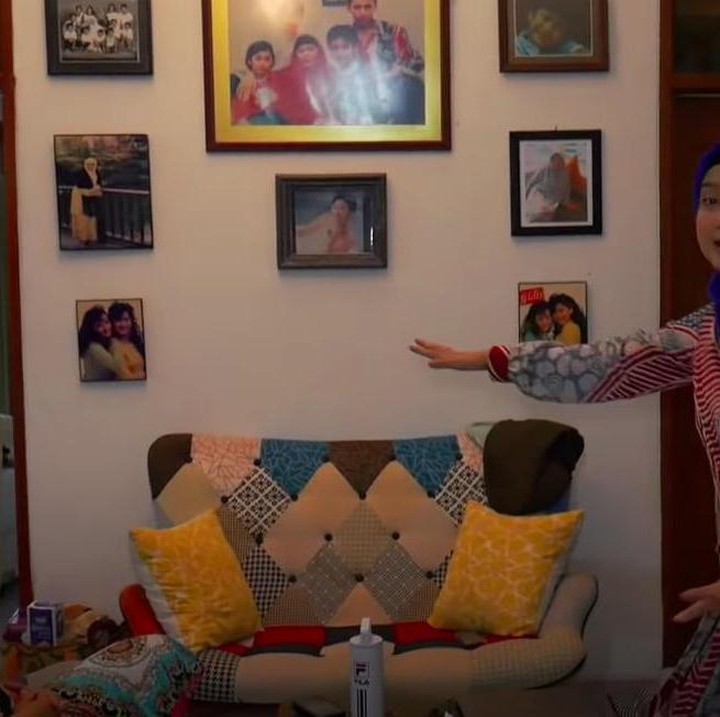 <p>Bagian ruang tengah yang dihias dengan sofa cantik itu tadinya ditempati oleh meja pingpong. (Foto: YouTube Desy Ratnasari)</p>