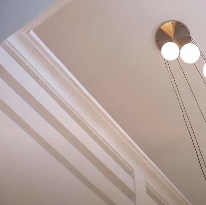 <p>Sudah berdiri puluhan tahun, rumah tersebut beberapa kali melakukan renovasi, Bunda. Beberapa sudut rumahnya didesain ulang. (Foto: YouTube Desy Ratnasari)</p>
