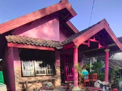7 Potret Rumah Viral di Mojokerto, Panjang Kayak Kereta dan Serba Pink