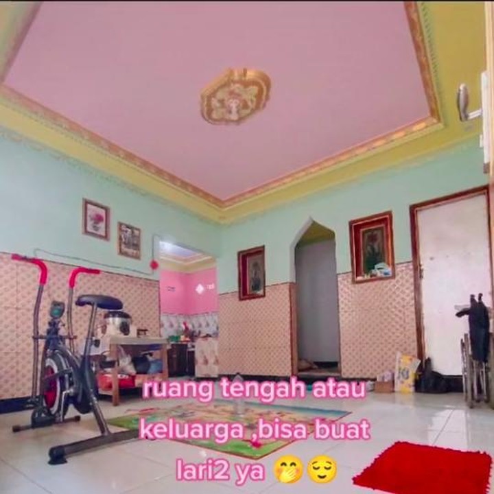 <p>Di ruang ketiga, terdapat ruang santai dan musala kecil untuk keluarga. (Foto: TikTok @achmad_yazzir)</p>