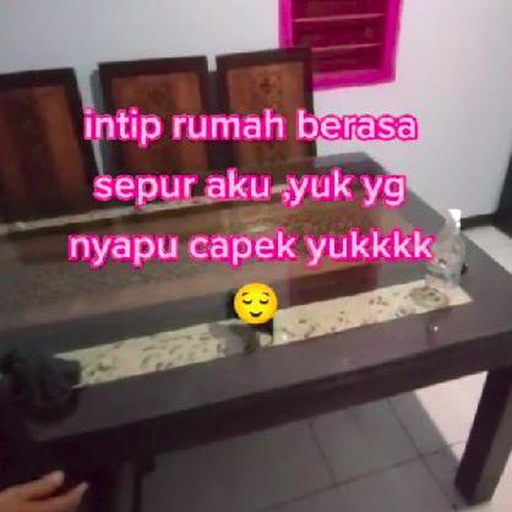 <p>Kemudian di ruang kedua terdapat meja makan dan juga kamar yang juga menggunakan plafon gypsum yang dicat pink. (Foto: TikTok @achmad_yazzir)</p>