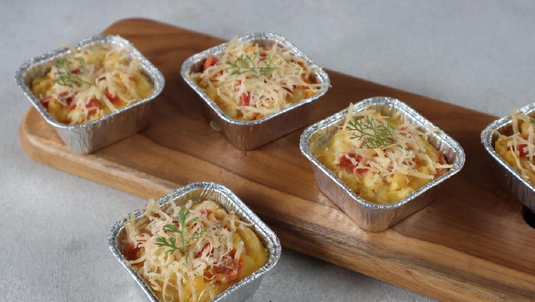 Macaroni schotel or macaroni casserole or especially known as a staple in northern European home cooking. It is a dish of cooked macaroni and a mixture of egg, carrot and milk with meat and cheese.