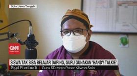 VIDEO: Siswa Tak Bisa Belajar, Guru Gunakan Handy Talkie