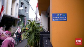 FOTO: Menempel Stiker Sudah Vaksinasi di Rumah Warga Sunter