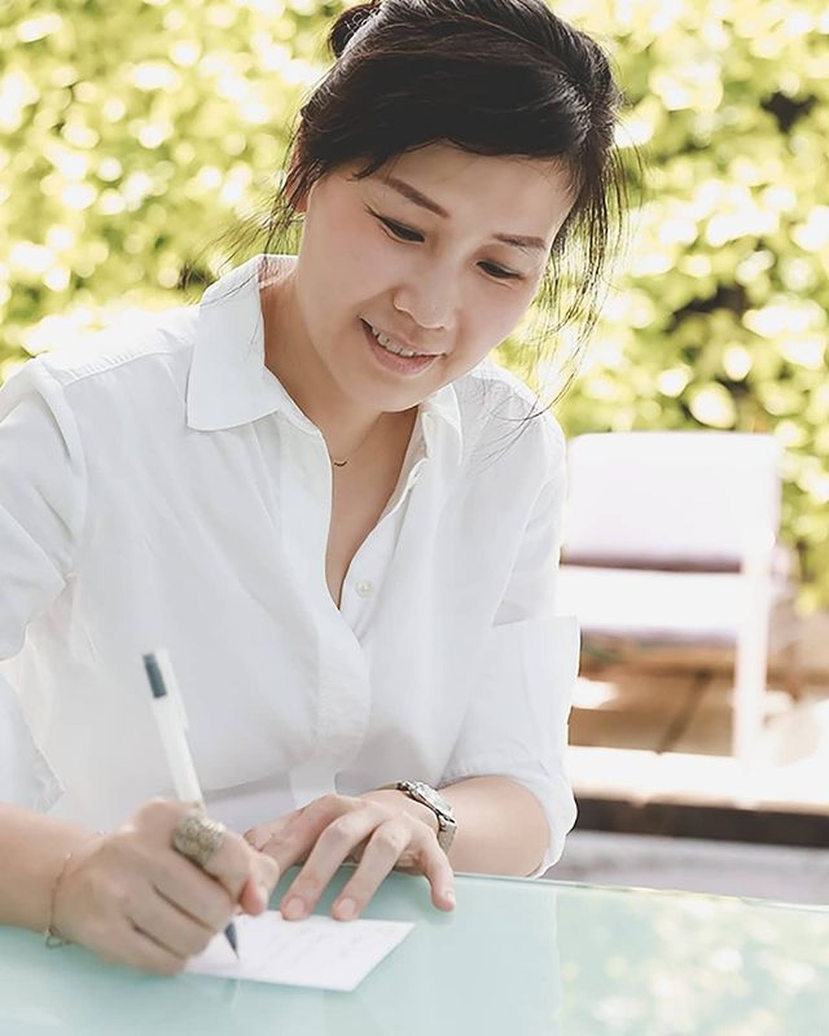 Veronica Tan terlihat tampil beda&comma; penampilannya tersebut tuai pujian dan jadi sorotan&period; Yuk kita intip&excl;