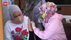 VIDEO: Antusiasme Warga Padang Terima Vaksinasi Covid-19