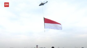 VIDEO: Penerbang TNI AU Latihan Mengibarkan Bendera Raksasa