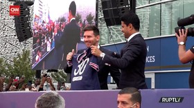VIDEO: Messi Sapa Fans Di Stadion Parc Des Princes