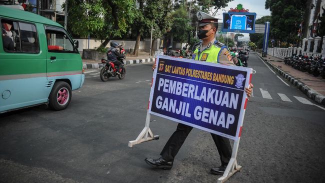 Meski angka Covid-19 turun, sistem ganjil genap bagi kendaraan luar daerah yang masuk ke Bandung akan tetap diberlakukan akhir pekan ini.