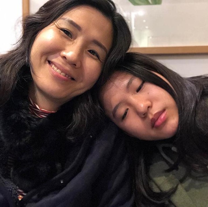 <p>Sejak dahulu, Veronica Tan dinilai memiliki paras yang cantik dan awet muda. Lihat saja potretnya ketika bersama sang putri. Tampak seperti adik kakak nih! (Foto: Instagram @veronicatan_official)</p>