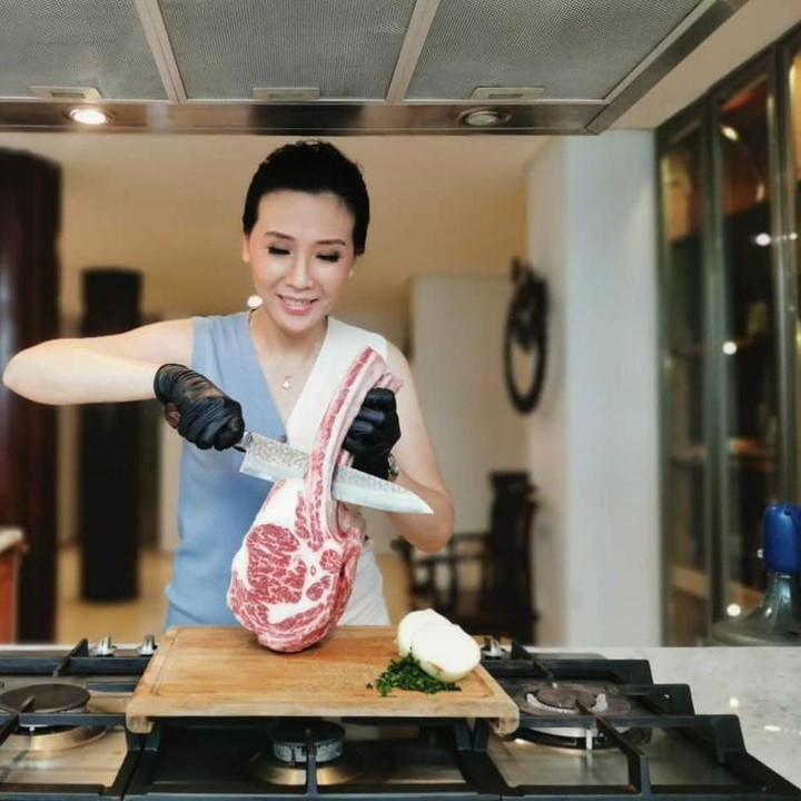 <p>Wanita berusia 43 tahun itu terlihat semakin <em>glowing,</em> Bunda. Saat ini Veronica Tan tampak semangat menjalankan bisnis bahan pangan. (Foto: Instagram @veronicatan_official)</p>