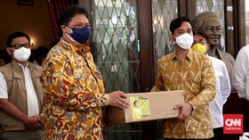 Temui Gibran, Airlangga Salurkan Bantuan Beratribut Golkar