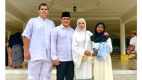 <p>Artis cantik Bella Saphira resmi menikah dengan Purnawirawan Perwira Tinggi TNI AD, Agus Surya Bakti pada 2013, Bunda. Saat menikah, Bella pun memiliki dua anak sambung, lho. (Foto: Instagram: @bellasaphiraofficial)</p>