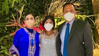 <p>Pada suatu kesempatan, Diandra bersama kedua orang tuanya menyempatkan diri untuk menghadiri acara pernikahan, lho. Mereka tampak kompak dengan pakaian bernuansa biru dan ungu. (Foto: Instagram: @bellasaphiraofficial)</p>