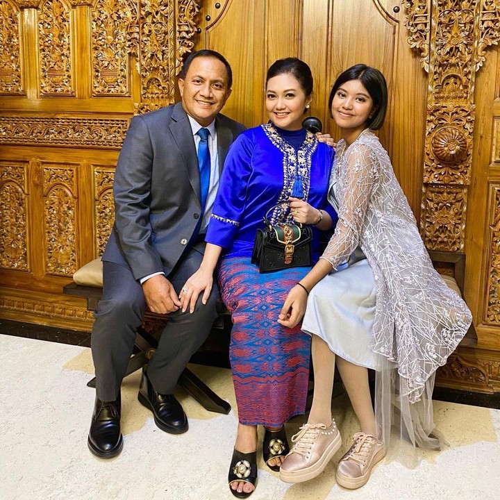 <p>Sebagai sesama perempuan, Bella dan Diandra sangat dekat nih, Bunda. Mereka bahkan tak segan memperlihatkan kedekatannya di depan publik. (Foto: Instagram: @bellasaphiraofficial)</p>