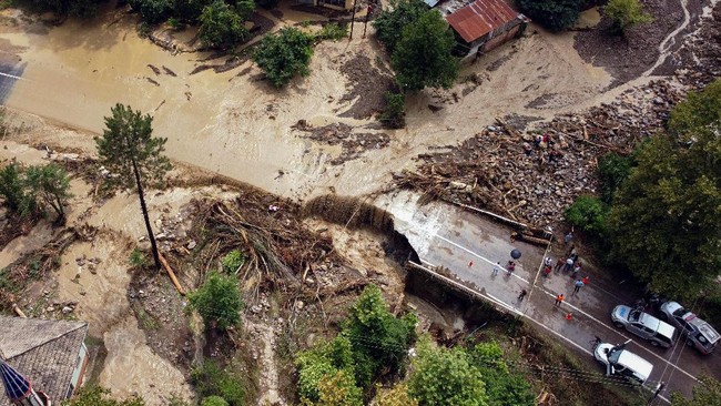 Korban tewas dari banjir bandang yang menyapu sejumlah kota tepi Laut Hitam di Turki pada pekan lalu, kini bertambah menjadi 77 orang.