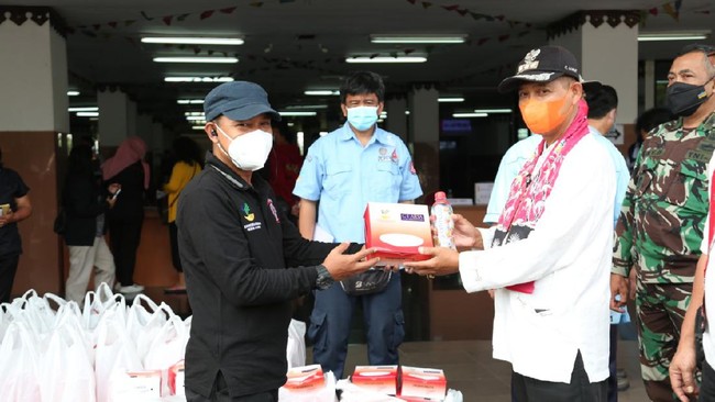 CT Arsa bekerja sama dengan Dompet Amal Transmedia dan Kementerian Sosial mendistribusikan puluhan ribu makanan bergizi.