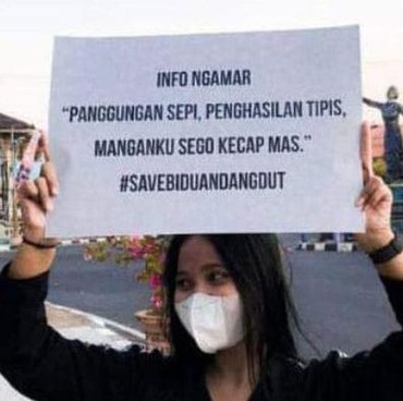 Protes PPKM, Biduan di Jepara Bawa Poster 'Ngamar' di Jalan