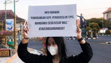 img-title Protes PPKM, Biduan di Jepara Bawa Poster 'Ngamar' di Jalan