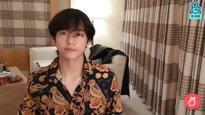 Anggota grup BTS, V, terlihat mengenakan kemeja lengan panjang dengan motif batik saat melakukan siaran langsung dengan penggemar melalui V Live! Sontak, hal tersebut memabuat para ARMY atau fans BTS histeris dan memuji penampilannya!/Foto: twitter.com/hwappyperson