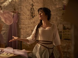 Cinderella: Aksi Ella, Si Girlboss