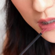 Nggak Khawatir Lagi Bakal Nempel ke Masker, Ini Rekomendasi Lipstik Lokal Transferproof yang Bisa Kamu Coba