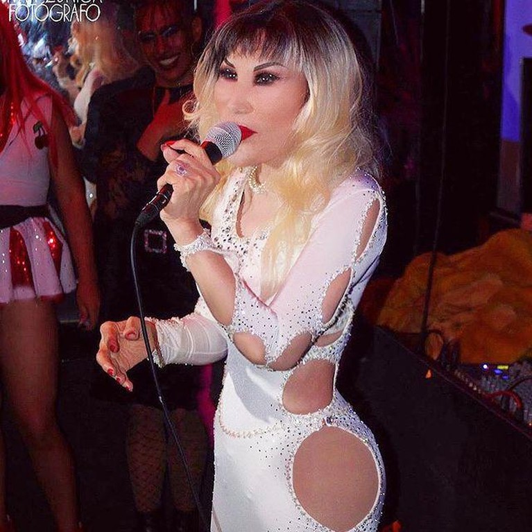 Foto Lyn May Artis Seksi Meksiko yang Hamil di Usia 69 Tahun