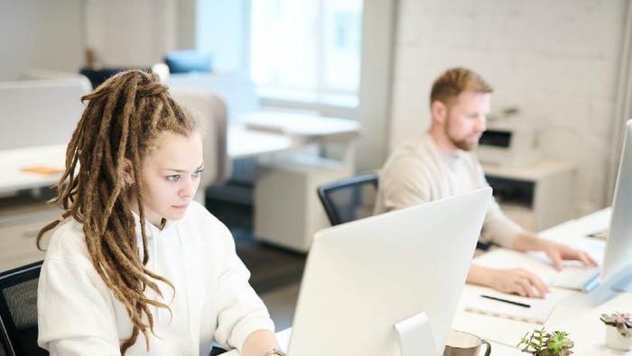 Cegah Mata Lelah Gara-gara Sering Menatap Layar Gadget dengan 8 Kiat Mudah Ini