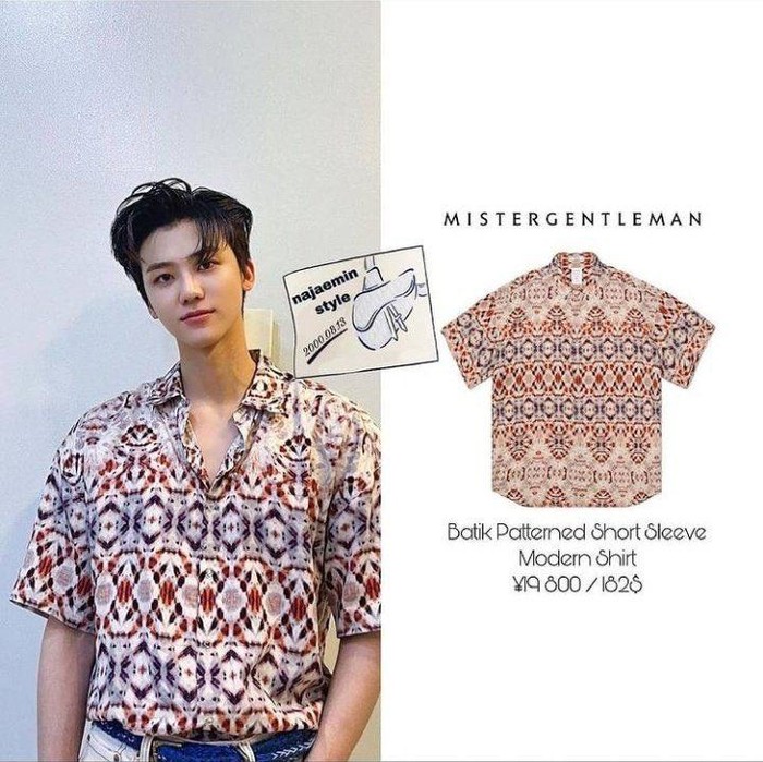 Selain Jeno NTC, Jaemin NCT juga terlihat keren dalam pakaian batik! Dengan model lengan pendek dan motif yang apik, Jaemin memadukannya dengan jeans dan ikat pinggang berwarna biru. Fashionable banget, ya!/Foto: twitter.com/crystlfly