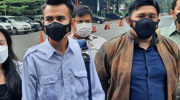 5 Fakta Mengejutkan Adam Deni yang Acungkan Jari Tengah ke Jokowi
