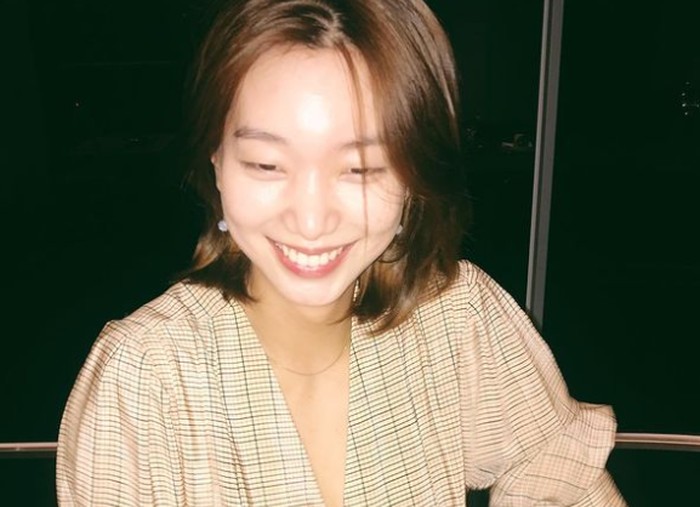 Jika di dalam drama ia tampil dengan gaya girl crush dan image yang tangguh, di kehidupan nyata Lee Ho Jung kerap tampil sederhana namun terlihat anggun dan manis. (Foto: instagram.com/holly608)