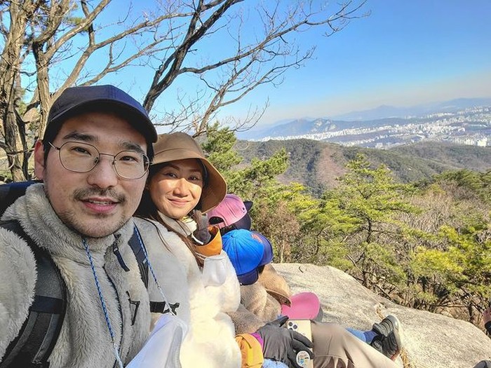 Kali ini keluarga Kimbab Family mengajak anak-anak mereka yaitu Suji, Yunji, dan Jio untuk mendaki gunung dan menikmati keindahan pemandangannya. Menonton vlog mereka memang mengobati keinginan untuk traveling ke Korea ya. Beauties!/Foto: Istagram.com/kimbabfamily_official