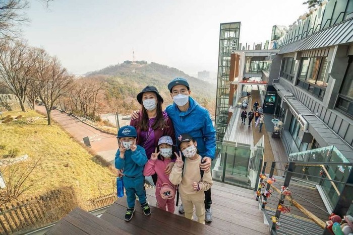 Kali ini potret liburan mereka ketika di Namsan Tower. Mereka mengatakan tidak lengkap jika berlibur ke Korea tanpa mengunjungi Namsan Tower ini. Di sana, mereka juga meletakkan gembok cinta yang terkenal sebagai favorit para turis, lho!/Foto: Instagram.com/kimbabfamily_official