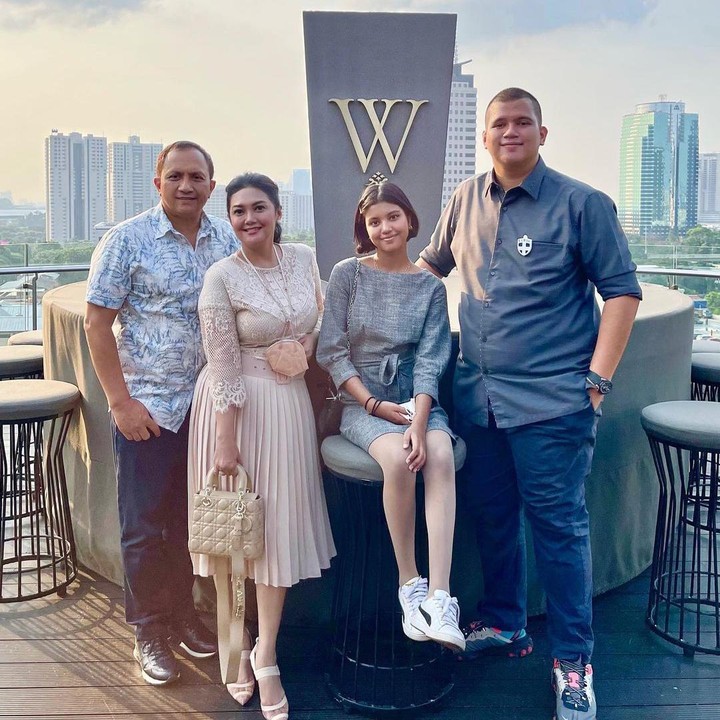 <p>Semakin dewasa, wajah Diandra dianggap mirip dengan Bella nih, Bunda. Keduanya sama-sama memiliki wajah yang manis dan cantik. (Foto: Instagram: @bellasaphiraofficial)</p>
