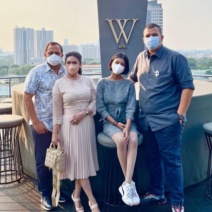 <p>Anak sambung Bella bernama Achmad Charliandra dan Diandra Minunet, Bunda. Meski tak punya hubungan darah, namun keduanya selalu akur dengan Bella. (Foto: Instagram: @bellasaphiraofficial)</p>