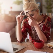 WFH Bikin Mata Sering Lelah Menatap Laptop? Tips & Trik untuk Menjaga Kesehatan Mata Ini Perlu Kamu Coba!