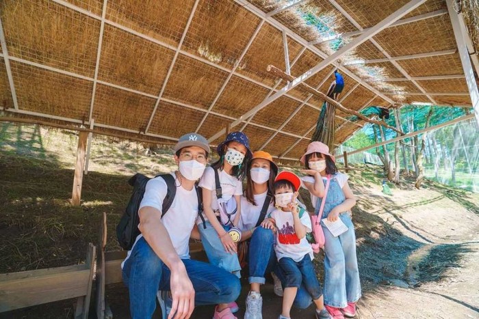 Kimbab Family juga mengajak anak-anak mereka ke kebun binatang di Korea untuk melihat alpaca dan hewan lainnya. Mama Gina yang berasal dari Indonesia juga mengatakan, tempatnya memiliki suasana seperti di Bandung/Foto: Instagram.com/kimbabfamily_official