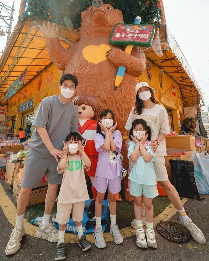 Kimbab Family memiliki 415 ribu followers pada Instagram dan channel YouTube mereka sudah diikuti oleh lebih dari 1,84 juta subscribers. Mereka selalu membagikan keseruan keluarga pada media sosial yang ceria dan menyenangkan!/Foto: Instagram.com/kimbabfamily_official