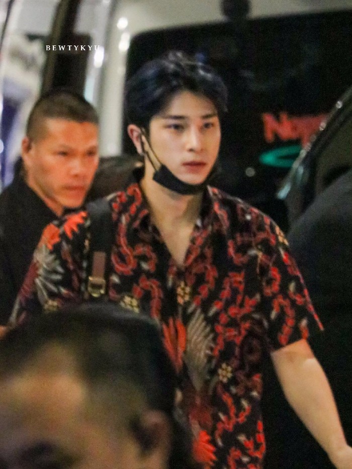 Lee Han Gyul juga tertangkap kamera tengah mengenakan batik lengan pendek nih, Beauties! Ia menggunakan pakaian tersebut ketika mengunjungi Thailand untuk acara KPOP FESTA. Psst, batik ini merupakan hadiah dari seorang penggemar, lho!/Foto: pinterest.com/bewtykyu