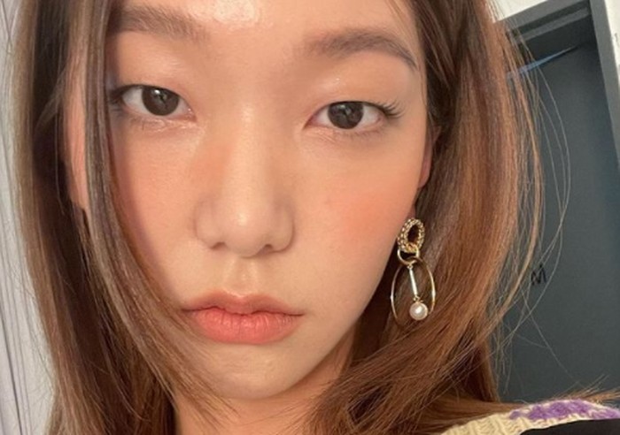 Lee Ho Jung lahir pada tanggal 20 Januari 1997. Gadis lulusan Hanlim Multi Art High School ini awalnya mengawali karier di dunia hiburan sebagai seorang model. (Foto: instagram.com/holly608)